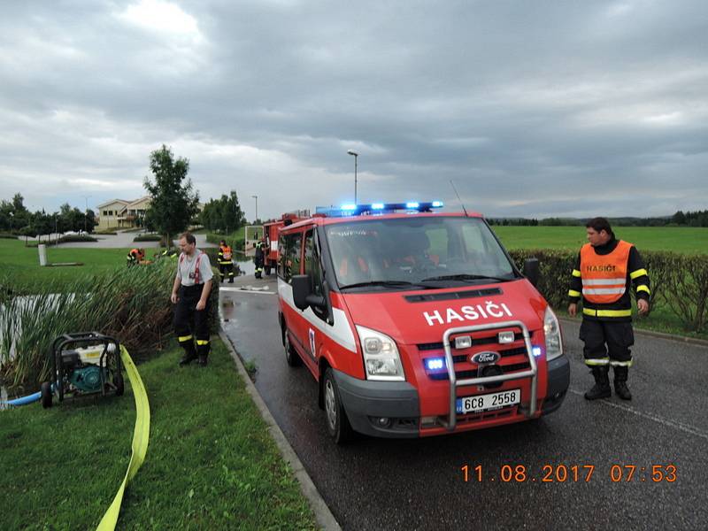 Hasiči SDH Dolní Dvořiště čerpali vodu z rybníčku u kasina, protože voda z něho se vylévala na vozovku.