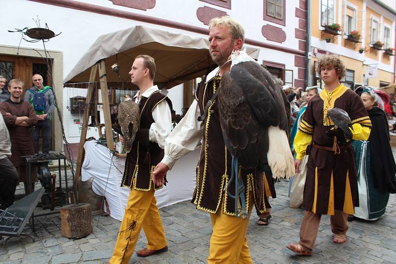 Sobotní historický kostýmovaný průvod prošel Českým Krumlovem na 32. Slavnostech pětilisté růže.