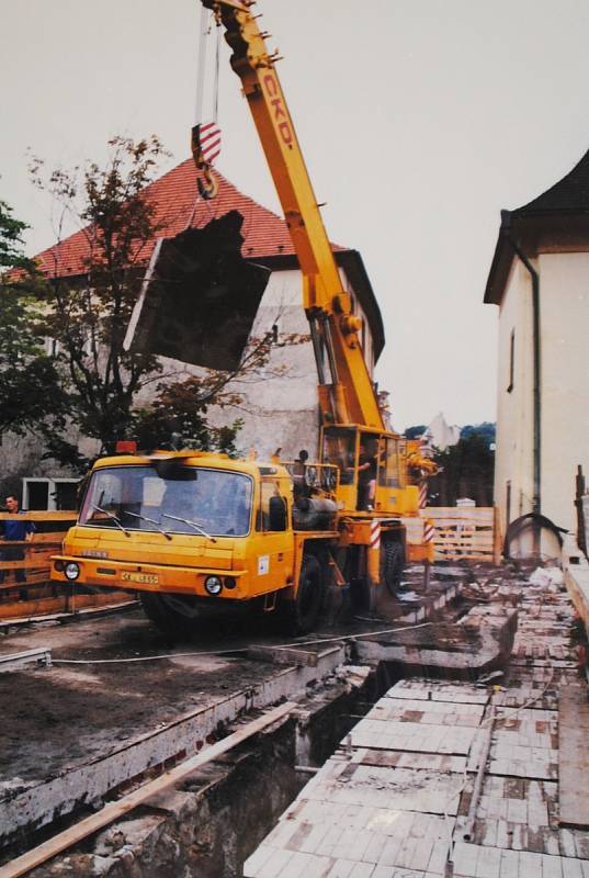 Český Krumlov v roce 1998. Generální oprava mostu u divadla začala 13. 7. 1998. Most byl uveden do provozu 30. října téhož roku.