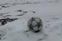 Na Krumlovsku se vinou sněhové kalamity o posledním dubnovém víkendu fotbal hrát nebude.