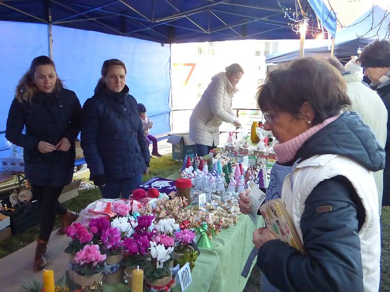 Adventní charitativní trh ve Velešíně, průvod andělů a rozsvícení vánočního stromu.