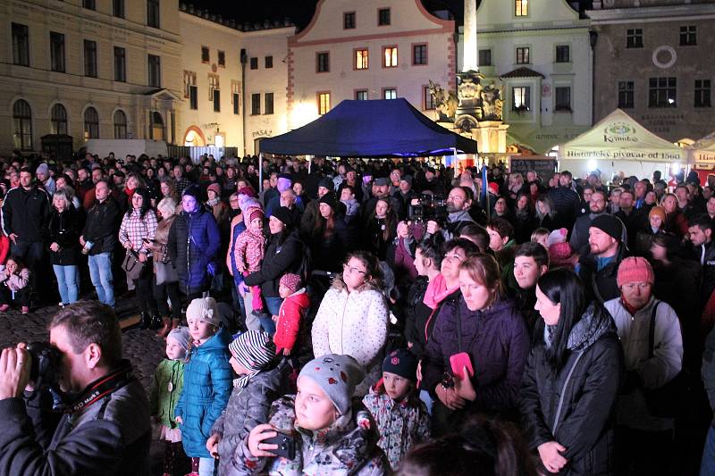 Občané Českého Krumlova na náměstí Svornosti oslavili 30 let po sametu, společně s kapelou Chlapi v sobě.