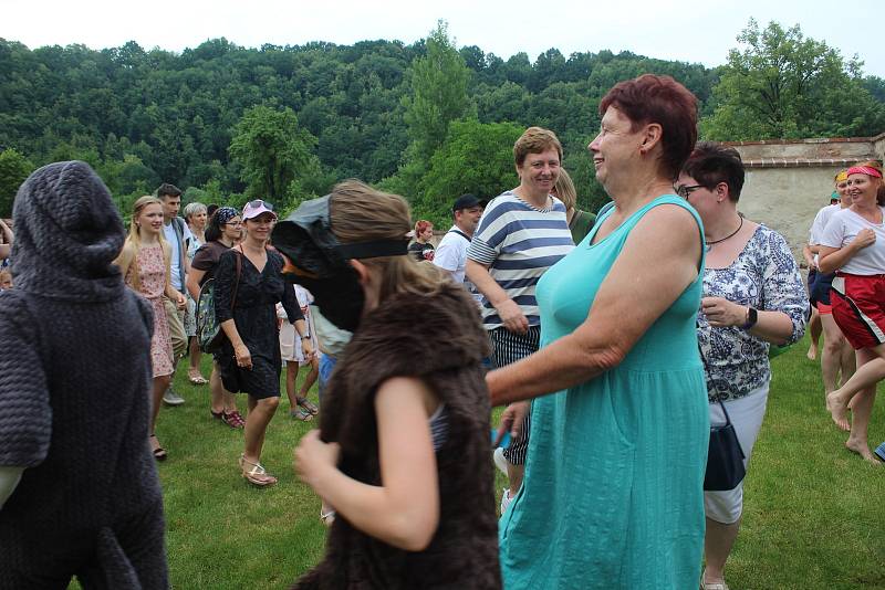 Zahájení výstavy žáků výtvarného oboru ZUŠ Český Krumlov. Učitelé výtvarky nejsou žádní suchaři, a tak pro návštěvníky připravili překvapení pro obveselení.