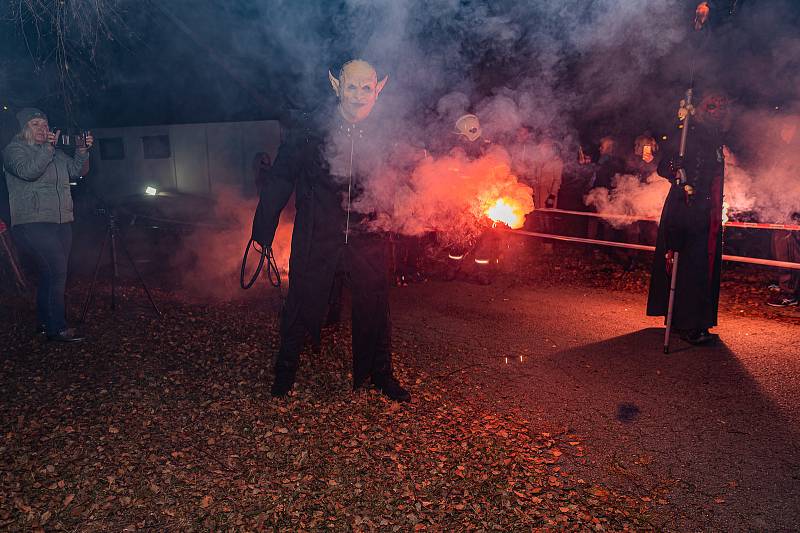 Krampusáci děsili svým zjevem ve Vyšším Brodě.