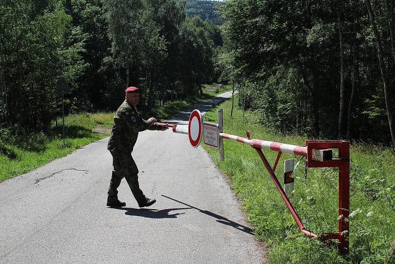 Nebezpečí hrozí těm, kdo vstupují mimo povolené cesty do boletického vojenského prostoru. A někteří civilisté si pletou Boleticko se smeťákem.