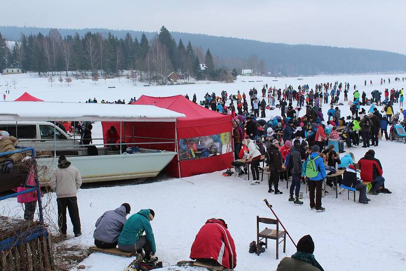 Tisíce lidí dorazily o víkendu zabruslit si na Lipno.