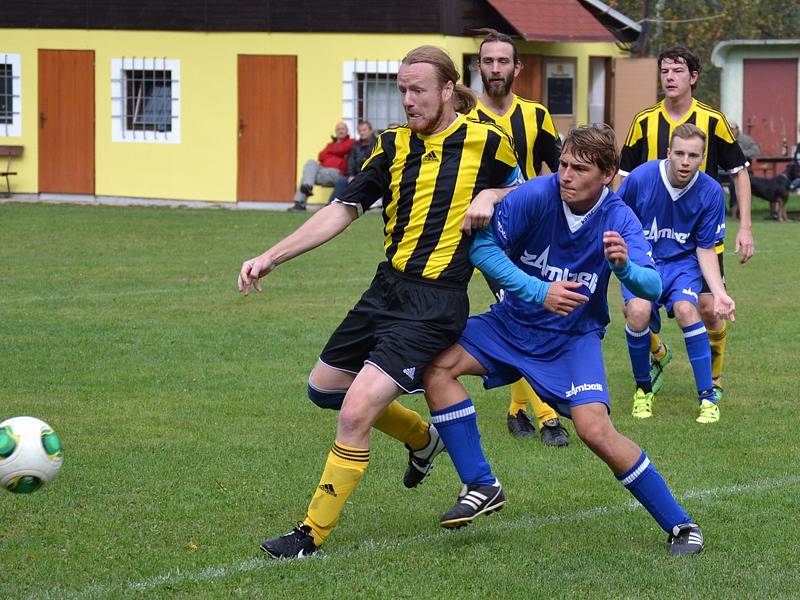 OSM - 7. kolo: Holubov - Světlík 0:3 (v popředí zleva v souboji holubovský kapitán Jakub Hůlka a autor vedoucí trefy hostů Roman Dekret). 