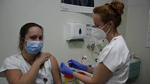 Očkování zaměstnanců v českokrumlovské nemocnici.