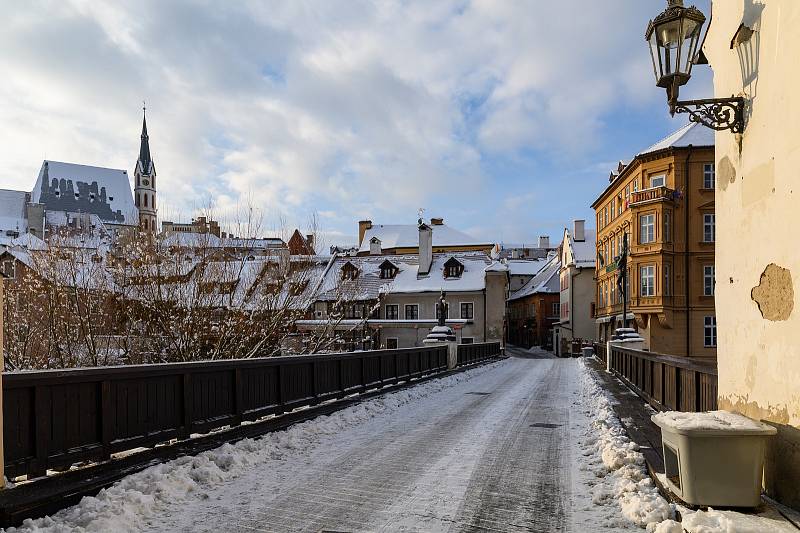 Zasněžený Český Krumlov v celé své kráse.