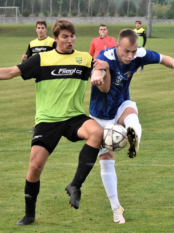 TJ Osek (zelenožluté dresy) – FK Slavoj Český Krumlov 3:3.