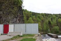 Lesy ČR nechaly skálu obehnat dvoumetrovým plotem, chodci a cyklisté zákaz vstupu pod masiv hrozící zřícením ignorovali.