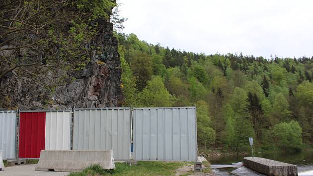 Lesy ČR nechaly skálu obehnat dvoumetrovým plotem, chodci a cyklisté zákaz vstupu pod masiv hrozící zřícením ignorovali.