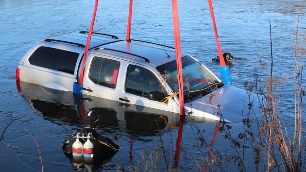 Auto při havárii sjelo do rybníka na Brložsku.