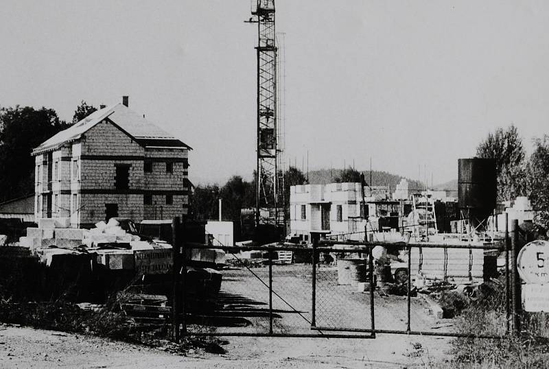 Český Krumlov v roce 1987. Výstavba bytovek a mototechny u nemocnice.