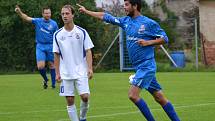 Frymburský útočník Stanislav Budík (vpravo, na snímku z derby v Loučovicích) se v domácím zápase s Ledenicemi trefil čtyřikrát, ale ani jeho příspěvek na výhru nakonec nestačil.