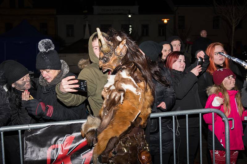 Diváci se během Krampus show v Kaplici  náramně bavili.