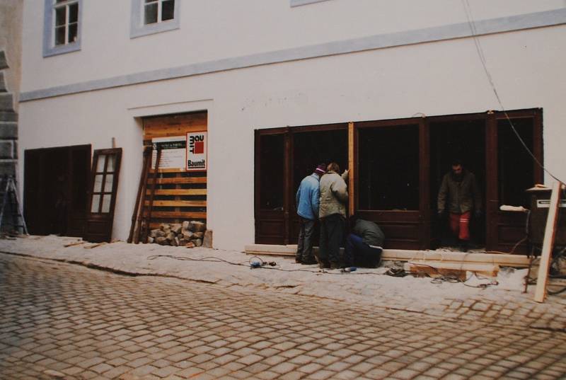 Český Krumlov v roce 1998. Latrán č. 55 - dům v majetku ČKRF. Práce na výkladních skříních.