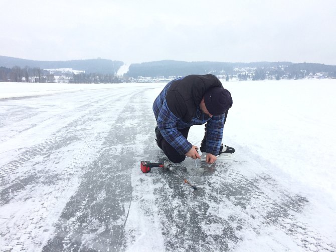 Správci bruslařské dráhy led měří denně na několika místech a upozorňují, že potřebnou tloušťku na hromadné bruslení ještě nemá.
