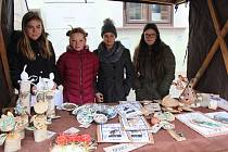 Děvčata z keramického kroužku prodávala své výrobky za symbolickou cenu, utržené peníze půjdou na materiál.