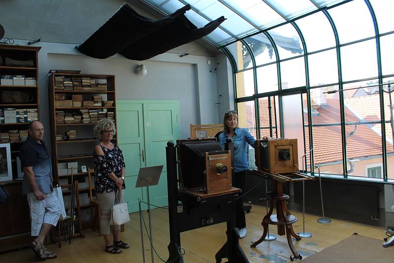 Museum Fotoateliér Seidel slaví deset let od svého otevření. Na Dni otevřených dveří si kromě prohlídky muzea a zahrady hosté zkusili i techniku zvanou kyanotypie.