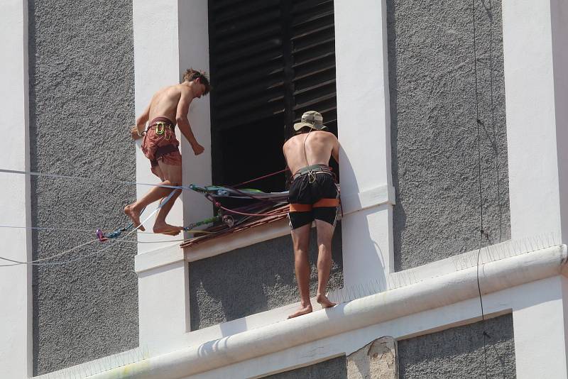 Novodobí provazochodci. V Krumlově se koná Festival highlinerů a slacklinerů.