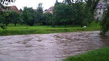 Řeka Polečnice v Českém Krumlouvě ve čtvrtek večer dosáhla prvního povodňového stupně.