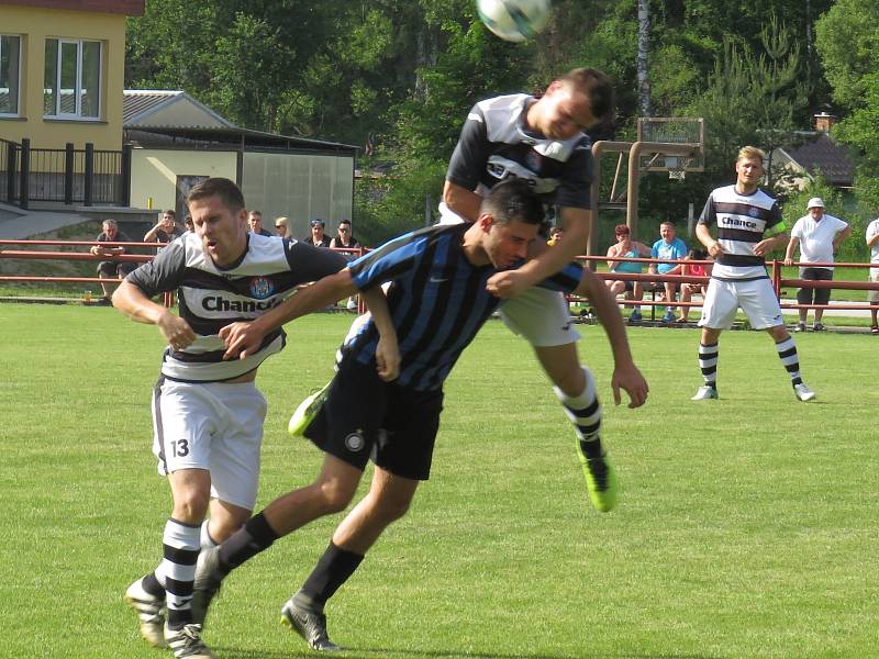 I.B třída (skupina A) – 25. kolo: FK Spartak Kaplice (černobílé dresy) – FC Velešín 0:0.