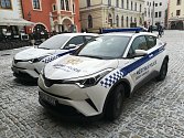 Město Český Krumlov pořídilo strážníkům dva hybridní automobily.