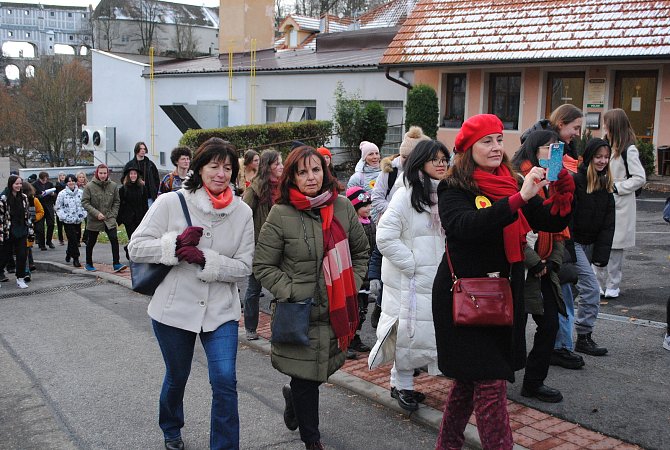 Krumlovští stávkující studenti a učitelé vyrazili na protestní pochod proti vládním škrtům ve školství.