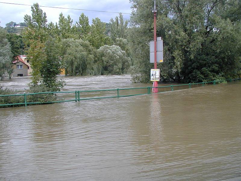 Sportoviště v Českém Krumlově na Chvalšinské a Plešivec 13.8. 2002 pod vodou. Foto: Deník/ František Lipl
