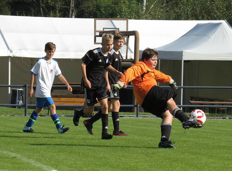 Kapličtí starší žáci (V černém) ve 4. kole KP nestačili na Třeboň a doma prohráli 0:3.