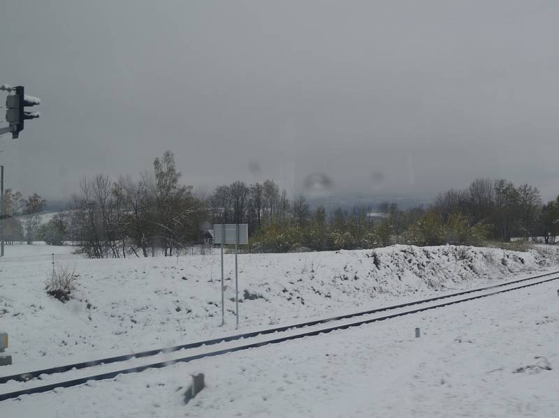 Velká sněhová nadílka v pátek 28. dubna ráno postihla i Podkletí (snímky z Křemže a okolí).