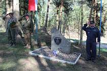 Setkání a pietní akt u pomníčku zavražděným americkým vojákům ve Zdíkách.