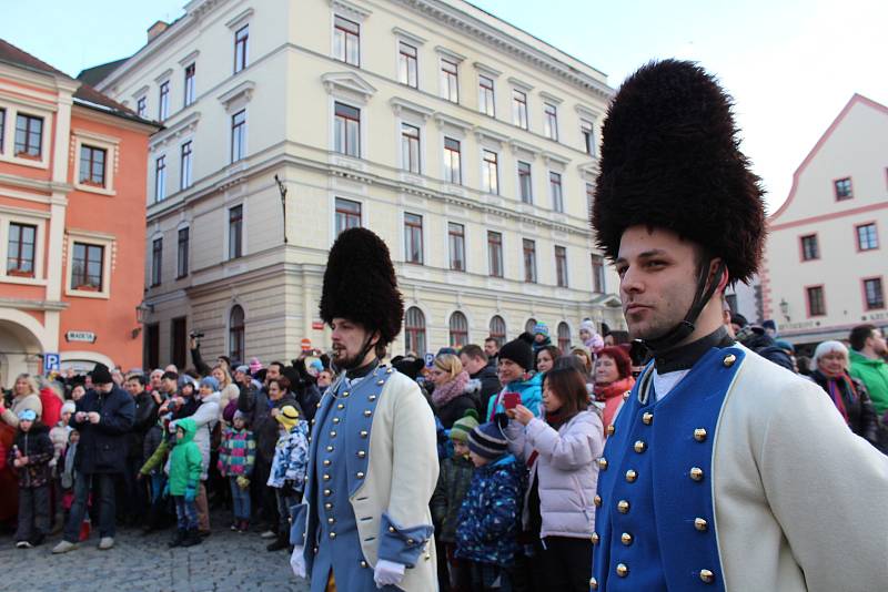 V krumlovských ulicích zavládl pod taktovkou ZUŠ masopustní poprask. Přibyly nové masky a starosta se opět po roce nechal přesvědčit k udělení povolení ke koledě, a ta byla nejen bohatá, ale hlavně pořádně veselá.