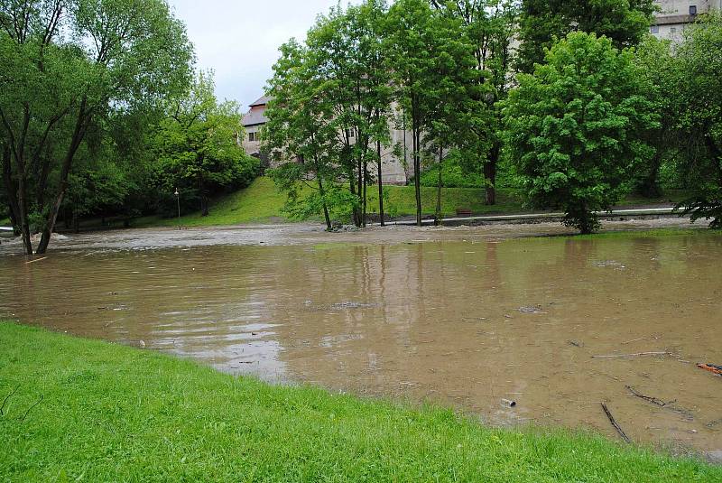 Povodně v Českém Krumlově v roce 2013. Ze břehů se vylila Polečnice, zahrozila i Vltava v centru. Pod vodou skončily hospodské zahrádky i auta.