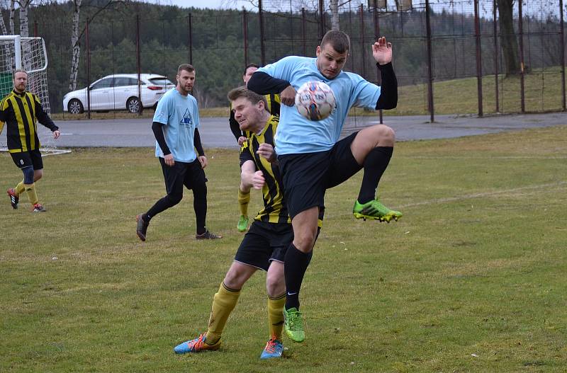 Fotbalová příprava: SK Holubov (černožluté dresy) – SK Zlatá Koruna 3:3 (1:2).