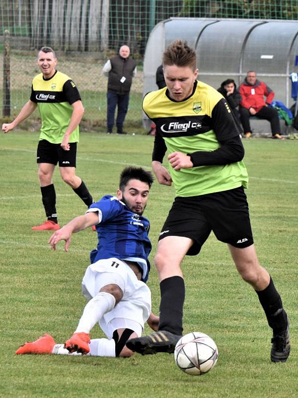 TJ Osek (zelenožluté dresy) – FK Slavoj Český Krumlov 3:3.