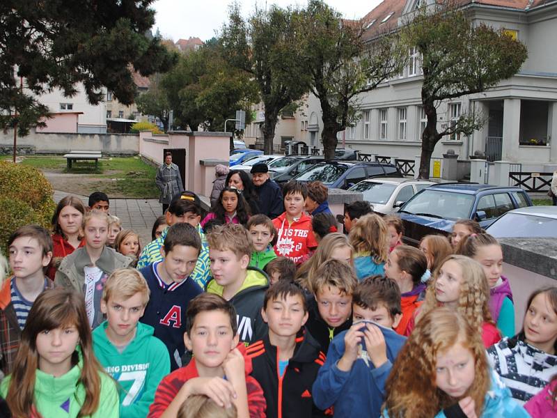 Školáci s občany města, starostou a ředitelem školy uctili památku T. G. Masaryka a vzniku Československa.