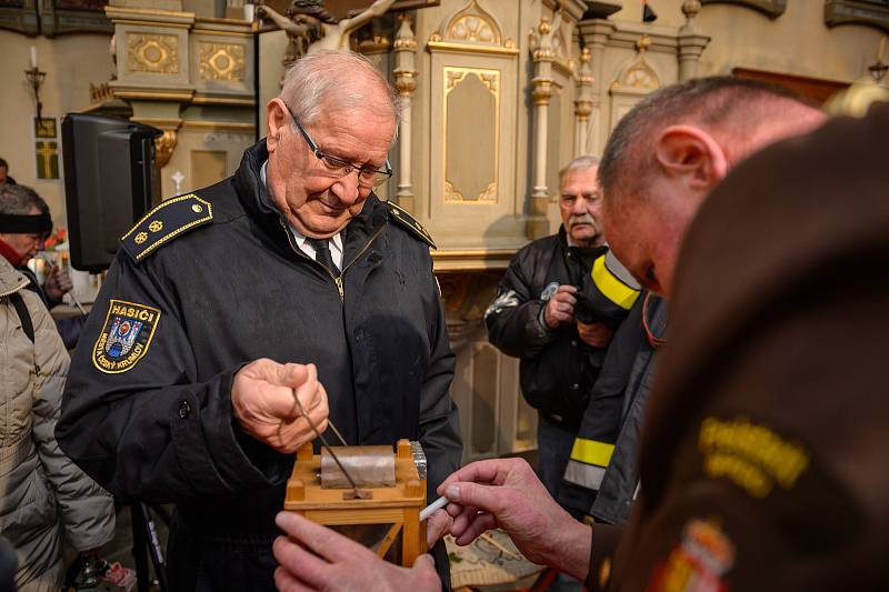 Předání Betlémského světla od hasičů z hornorakouského okresu Freistadt v kostele v Rožmitále na Šumavě.