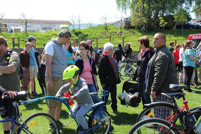 V sobotu 18. května se do Chlumu sjelo na dvě lidí na ChluChlu, prestižní recesistický závod s charitativním posláním, aby podpořili Báru Šebelkovou.