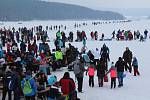 Na začátku března 2018 zamrzlé Lipno zavalily davy bruslařů.