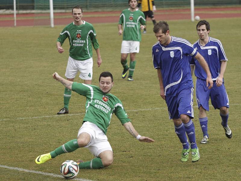 Česká divize - 17. kolo: Český Krumlov (v zeleném) - Tachov 0:1 (0:1).