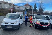 Vodní záchranáři, kteří slouží v létě na Modříně na Lipně, dostali od nemocnice zánovní sanitu zn. Renault Trafic.