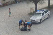 Hlídka Městské policie Český Krumlov zadržela hledaného muže na nádvoří českokrumlovského zámku.