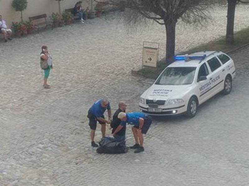 Hlídka Městské policie Český Krumlov zadržela hledaného muže na nádvoří českokrumlovského zámku.