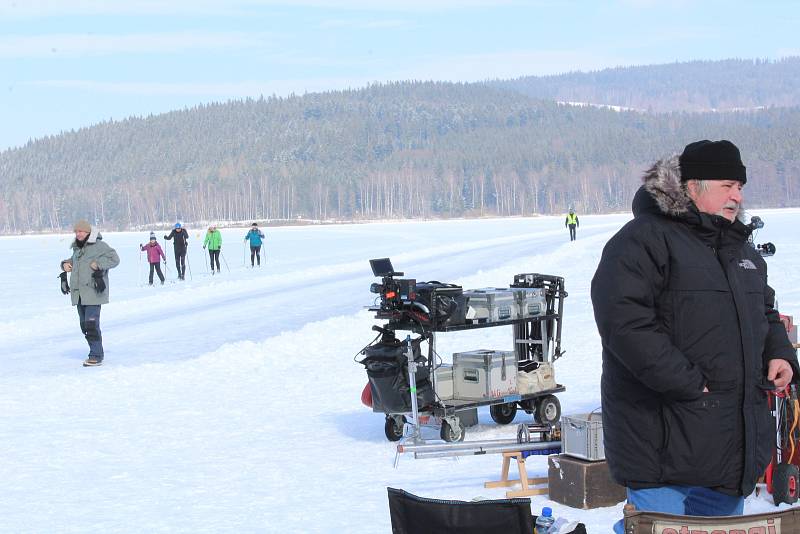 Ve středu na zamrzlém Lipně u Přední Výtoně filmaři v čele s režisérem Václavem Marhoulem pokračovali v natáčení filmu Nabarvené ptáče. Hlavní roli hraje desetiletý Krumlovák Petr Kotlár. U natáčení asistovali i frymburští dobrovolní hasiči a vodní záchra