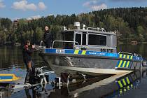 Velký policejní člun se vrátil na lipenské jezero na letní sezónu.