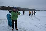 Úprava ledové dráhy na lipenském jezeře není jednoduchá.