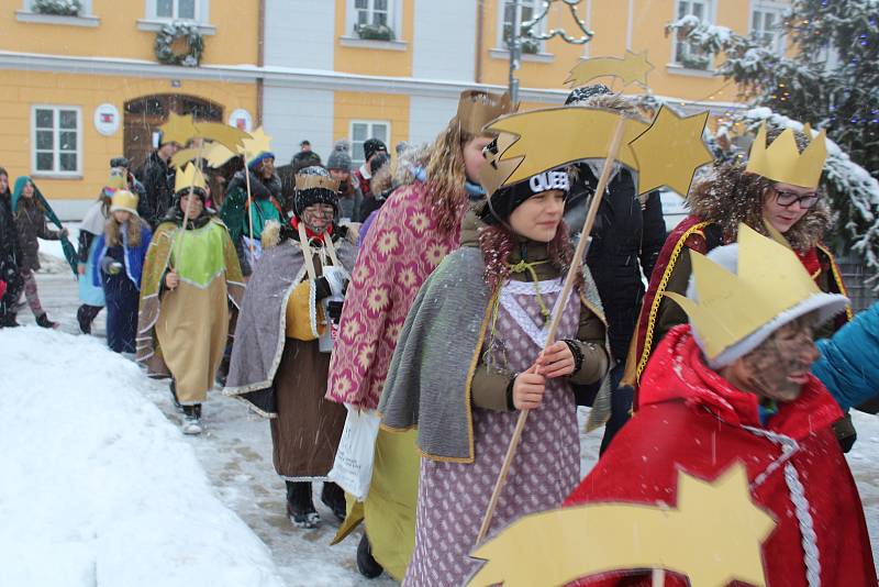 Tři králové se všemi tříkrálovými koledníky v sobotu zahájili charitativní sbírku v Kaplici a okolních obcích a osadách.