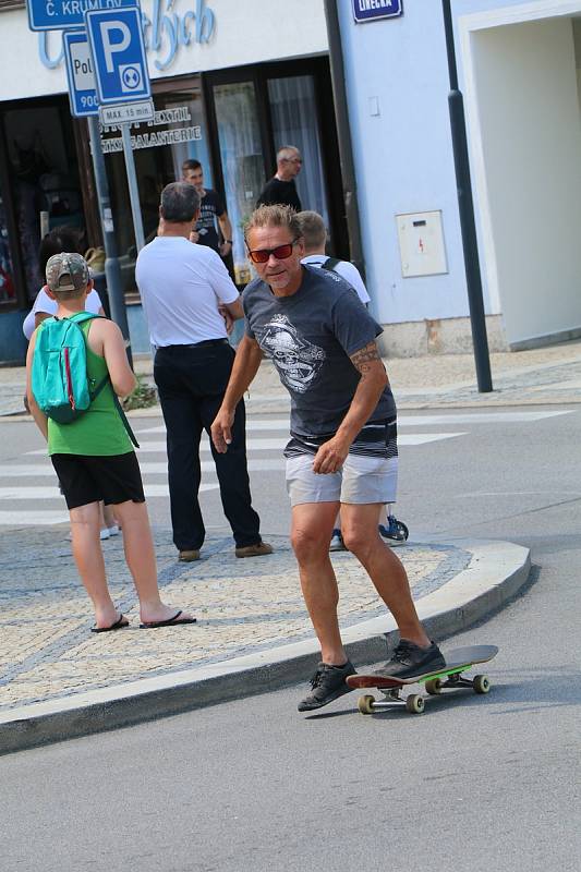 Spanilá jízda Kaplice-Mezinárodní den skateboardingu se konala v sobotu na unikátní trati přes celé Kaplice,zúčastnilo se jí aso dvacet účastníků ve věku od šesti do padesáti let,na trati bylo více pořadatelů než závodníků